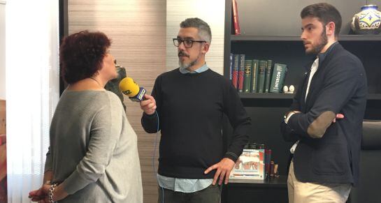 David Álvarez y su madre, Mª Dolores, atienden a Paco Sánchez para el programa Hoy por hoy.