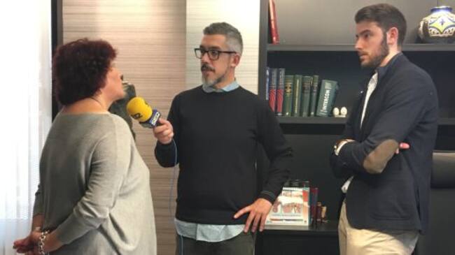 David Álvarez y su madre, Mª Dolores, atienden a Paco Sánchez para el programa Hoy por hoy.