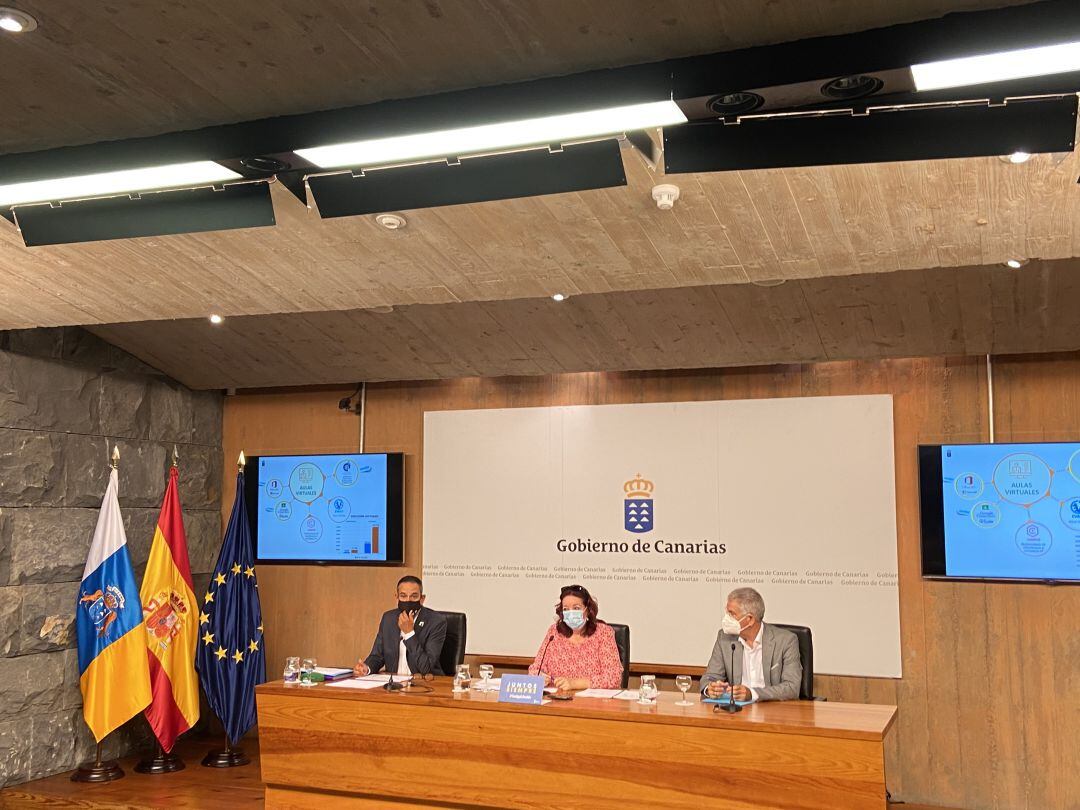 La consejera de Eduación, Manuela Armas, durante la rueda de prensa. 