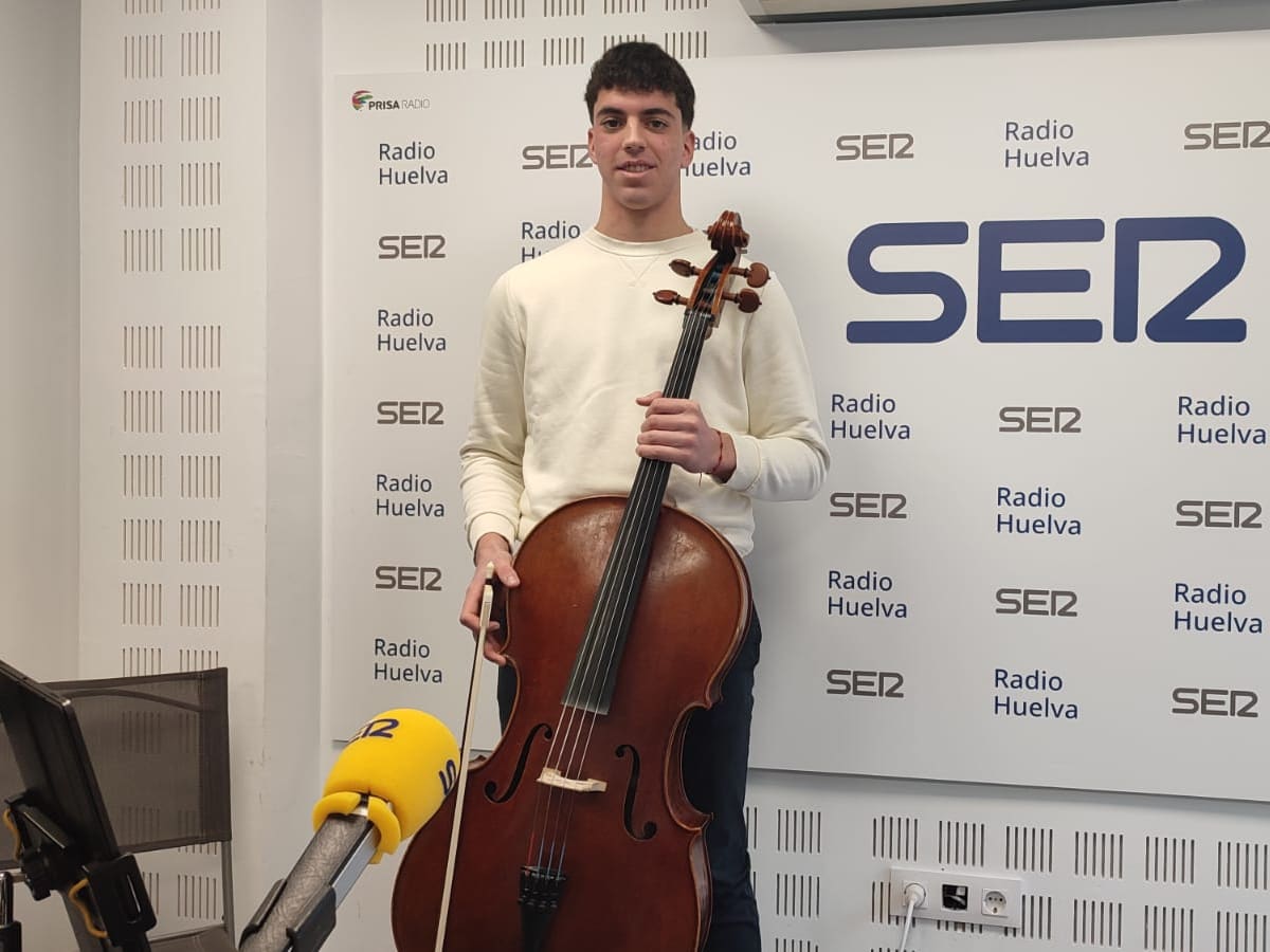 Sergio Lazo consolida una trayectoria emergente como intérprete de violonchelo en el ámbito musical onubense