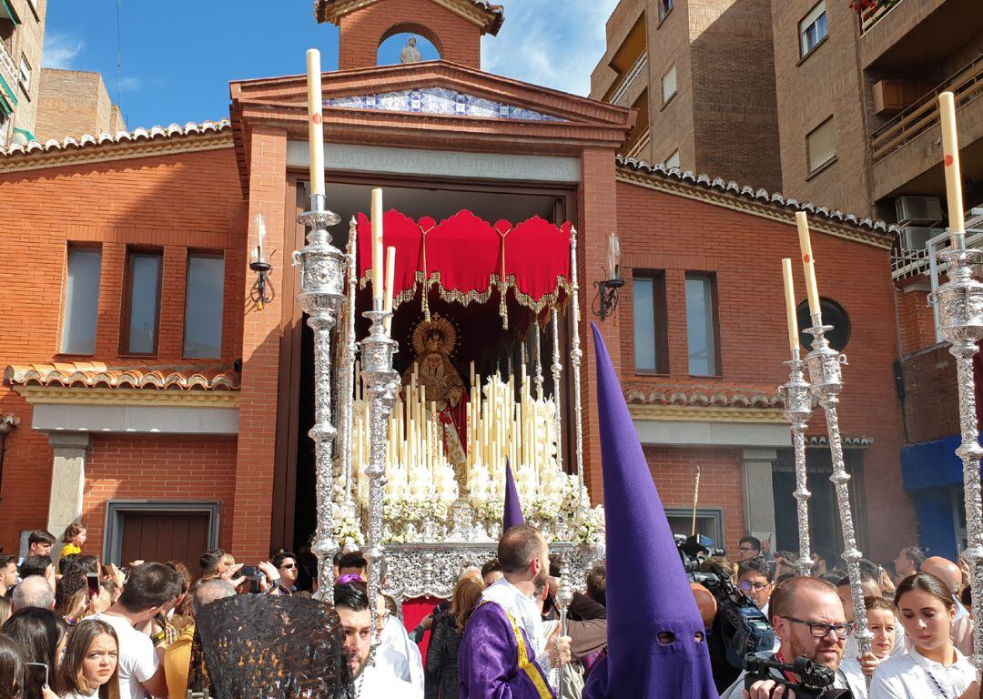 Salida del palio de la Virgen de la Caridad de la hermandad de La Lanzada de Granada por primera vez, en la Semana Santa de 2019, de su templo. Hasta ese momento, los dos pasos de la corporación salían de una carpa que se instalaba en la placeta delantera