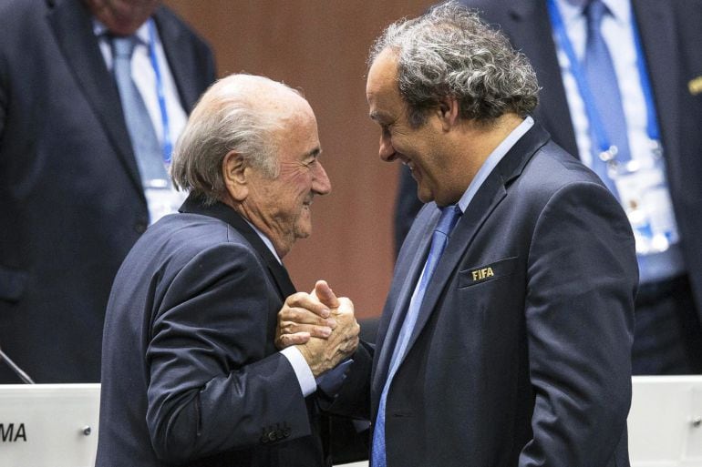 Joseph Blatter, junto al presidente de la UEFA, Michel Platini