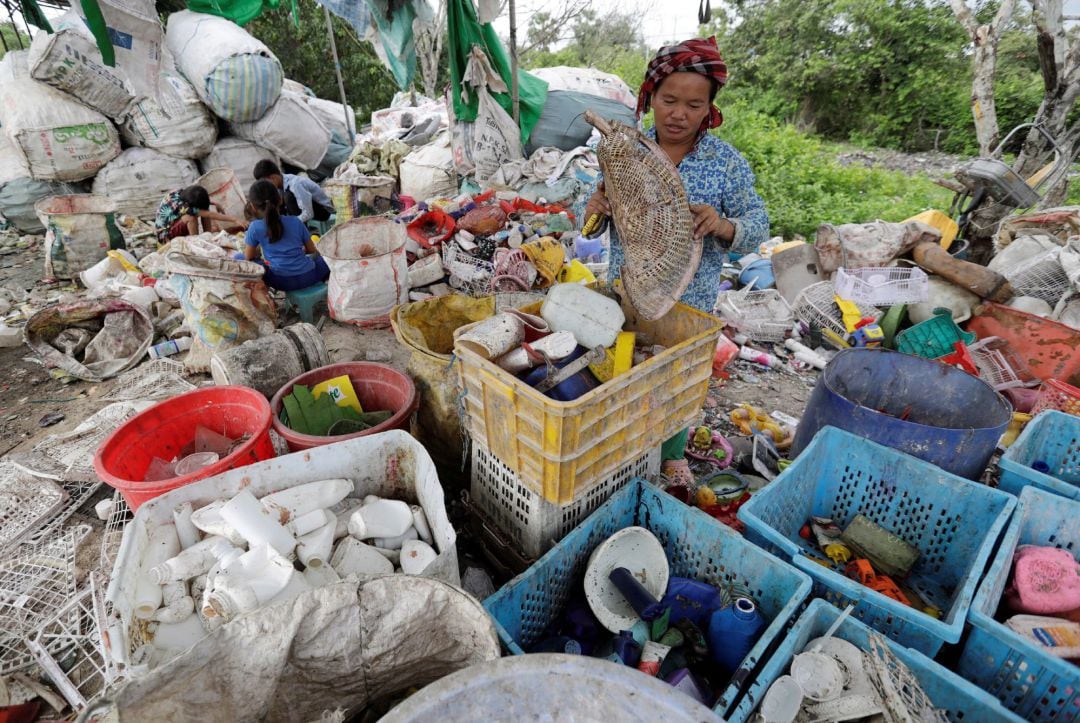 Una mujer clasifica plástico en un basurero a las afueras de Phnom Penh (Camboya).