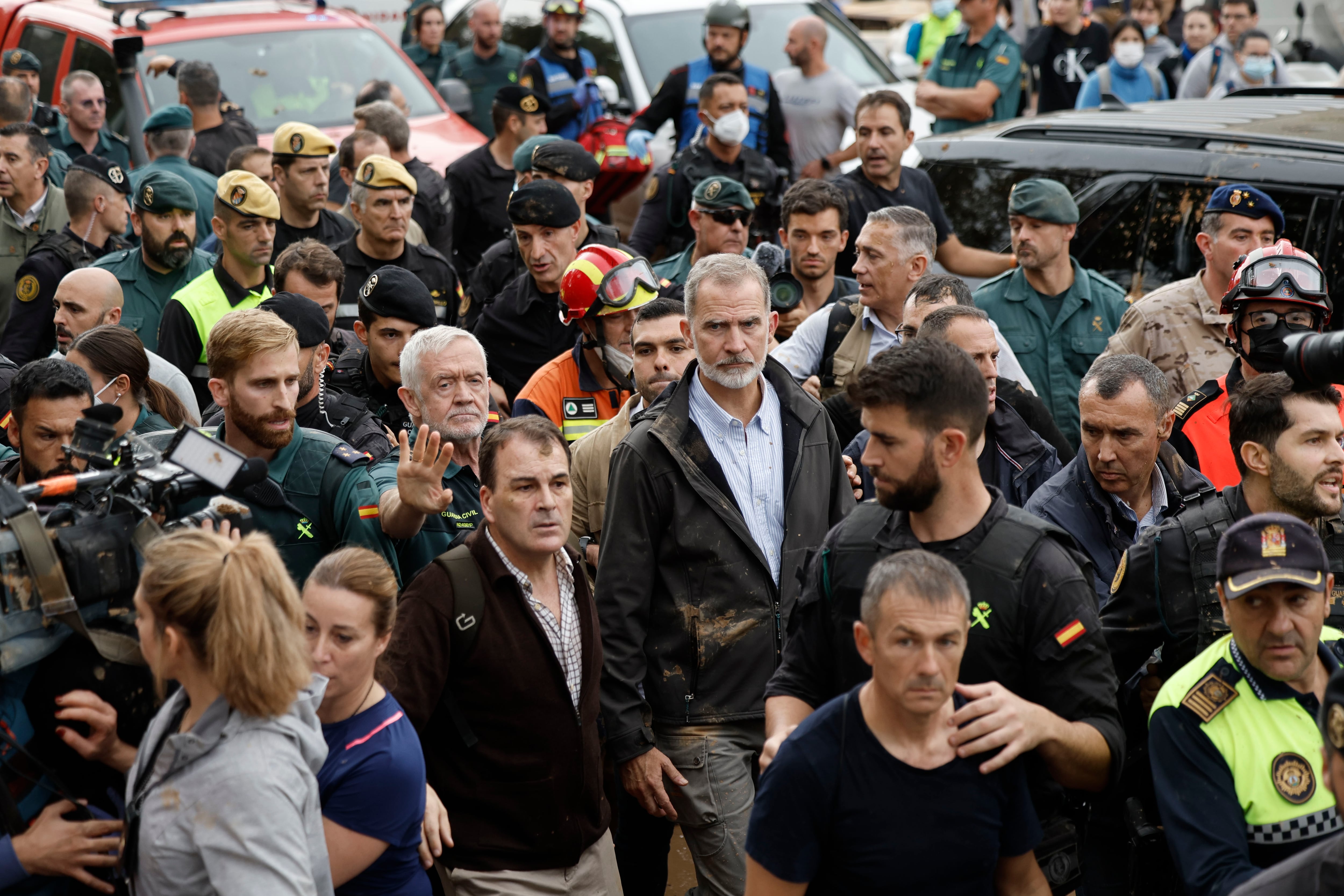 El rey Felipe VI, durante su visita a la localidad valenciana de Paiporta.