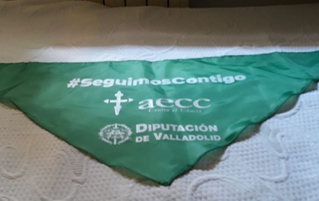 Este es uno de los pañuelos de la AECC con el apoyo de la Diputación de Valladolid.