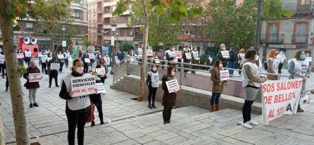 Concentración de protesta de los centros de estética y salones de belleza de Puertollano