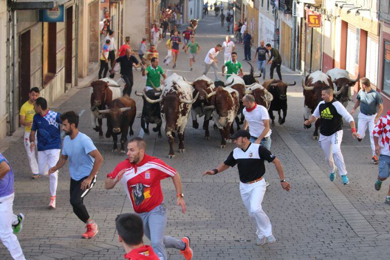 Los corredores buscan hueco delante de la manada en la calla Parras 