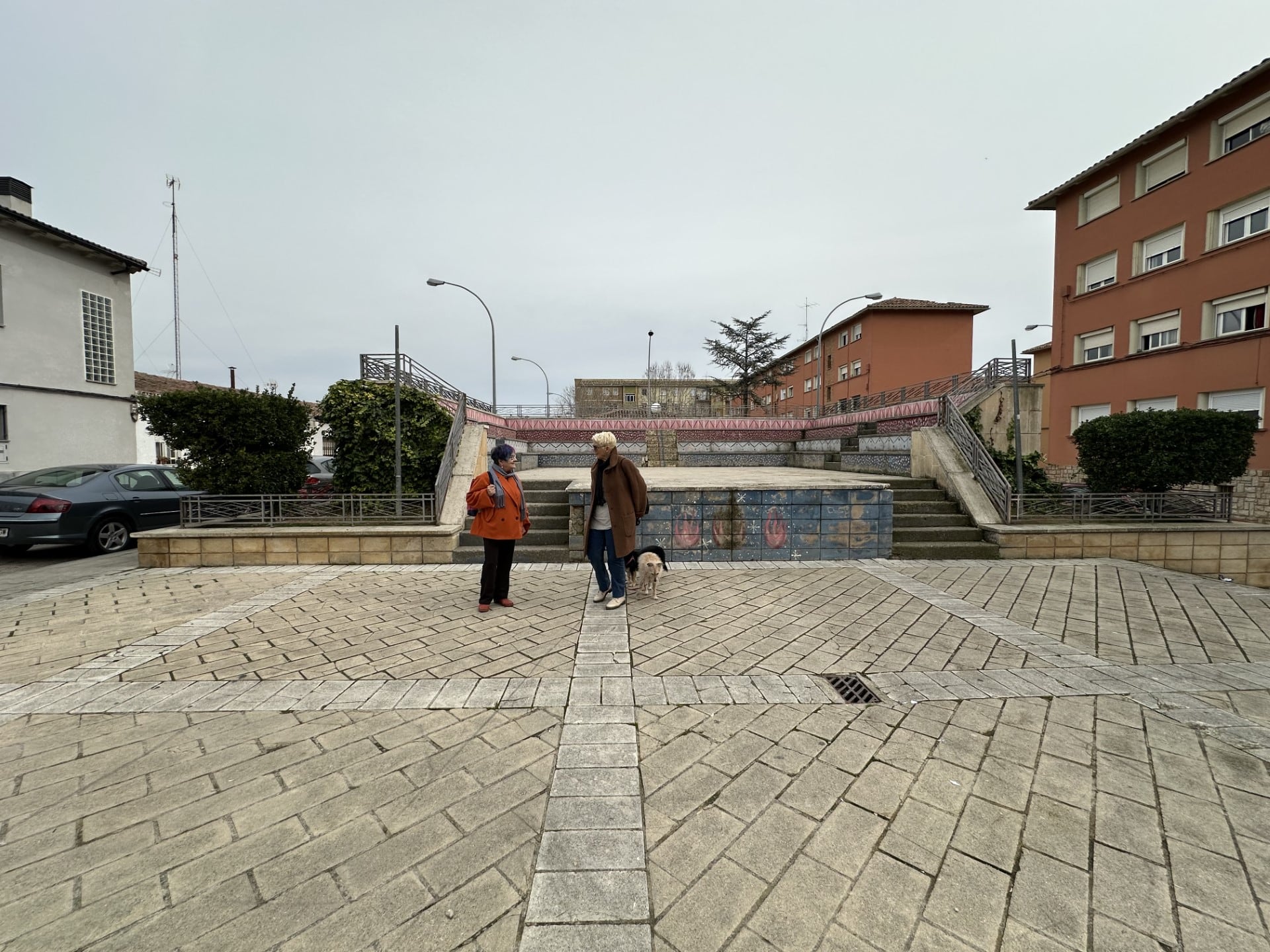 La presidenta del Barrio del Perpetuo Socorro, Puri Broto, con una compañera, en la calle de la Música