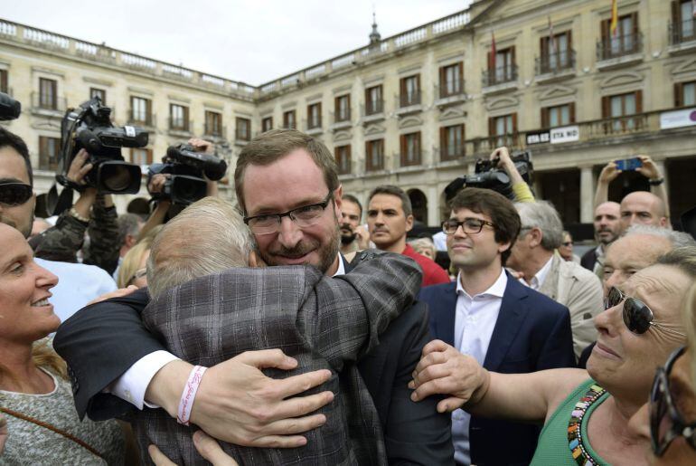 El candidato popular Javier Maroto saluda a asistentes a una concentración en la plaza de España, frente al Ayuntamiento de Vitoria, para expresarle su apoyo