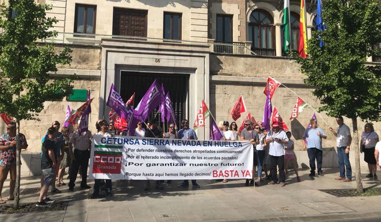 Protesta de trabajadores de Cetursa Remontes ante la sede de la Junta