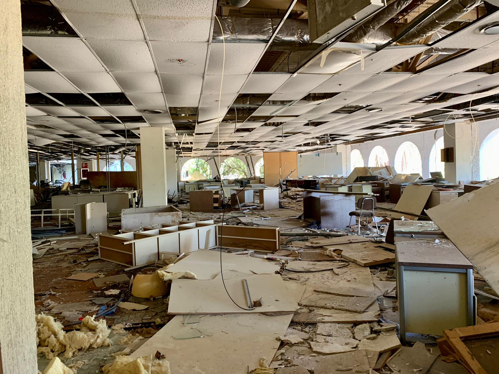 Imágenes del interior del edificio de oficinas de Delphi Puerto Real 15 años después de su cierre