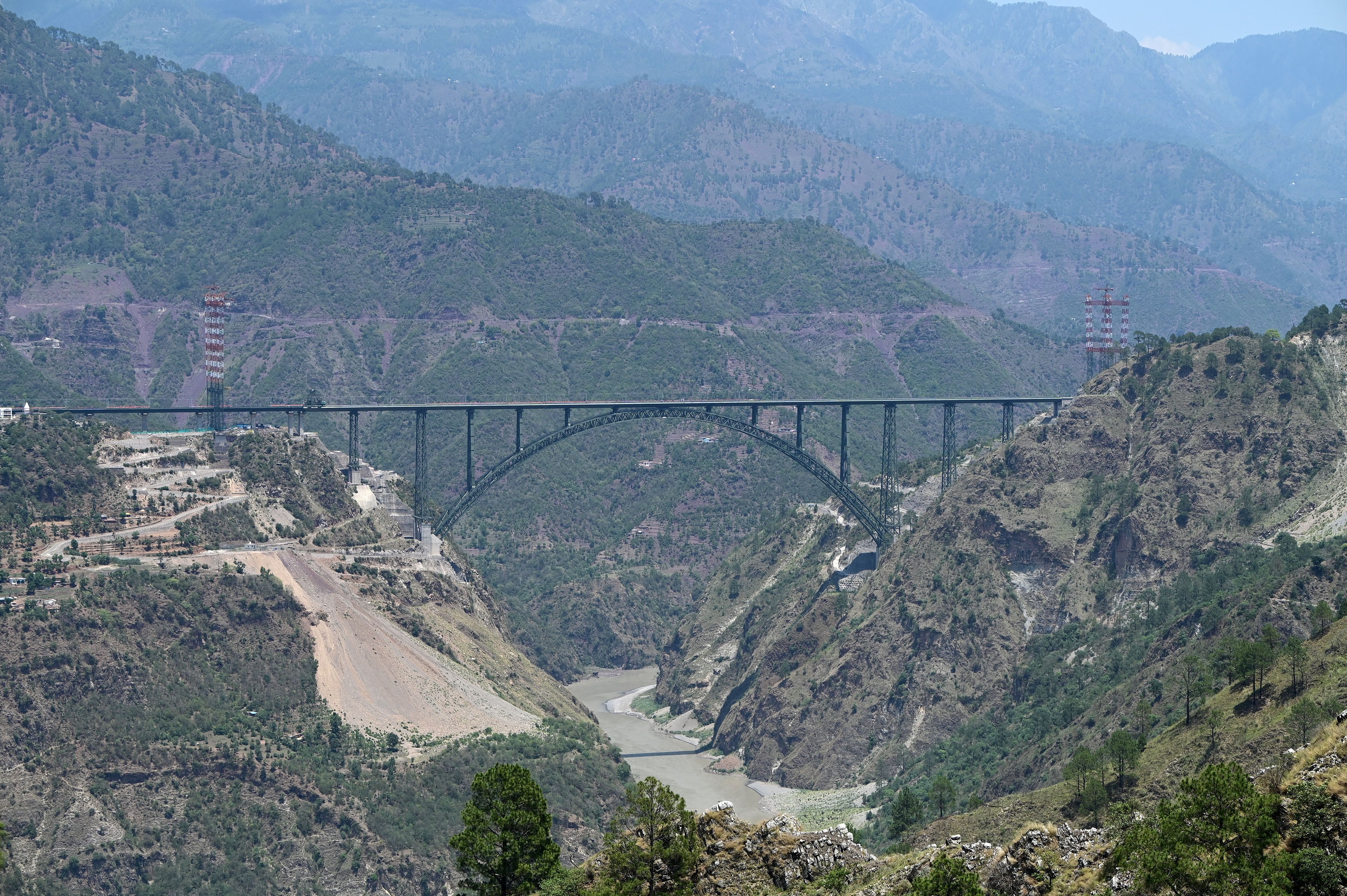 El puente ferroviario más alto del mundo sobre el río Chenaben en Reasi, India. Waseem Andrabi/Hindustan Times.