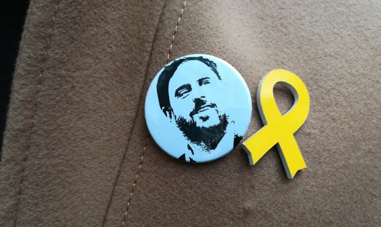 Chapa con el rostro de Junqueras en el abrigo de Gabriel Rufián