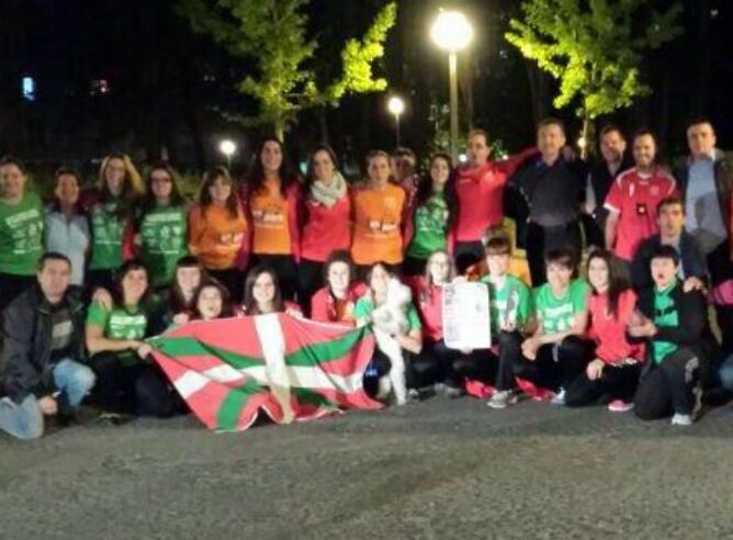 Foto de familia del Eharialdea tras subir a División de Honor B de balonmano femenino