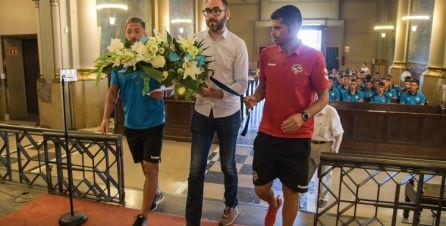 Axel Torres, junto al entrenador Hidalgo y el capitán Ángel Martínez durante una ofrenda floral