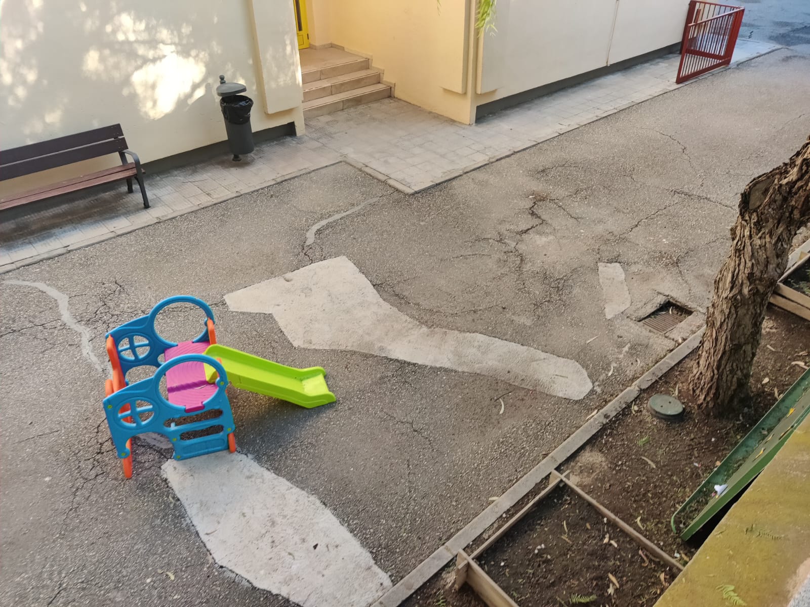 Estado del patio de Infantil en el CEIP El Palmeral