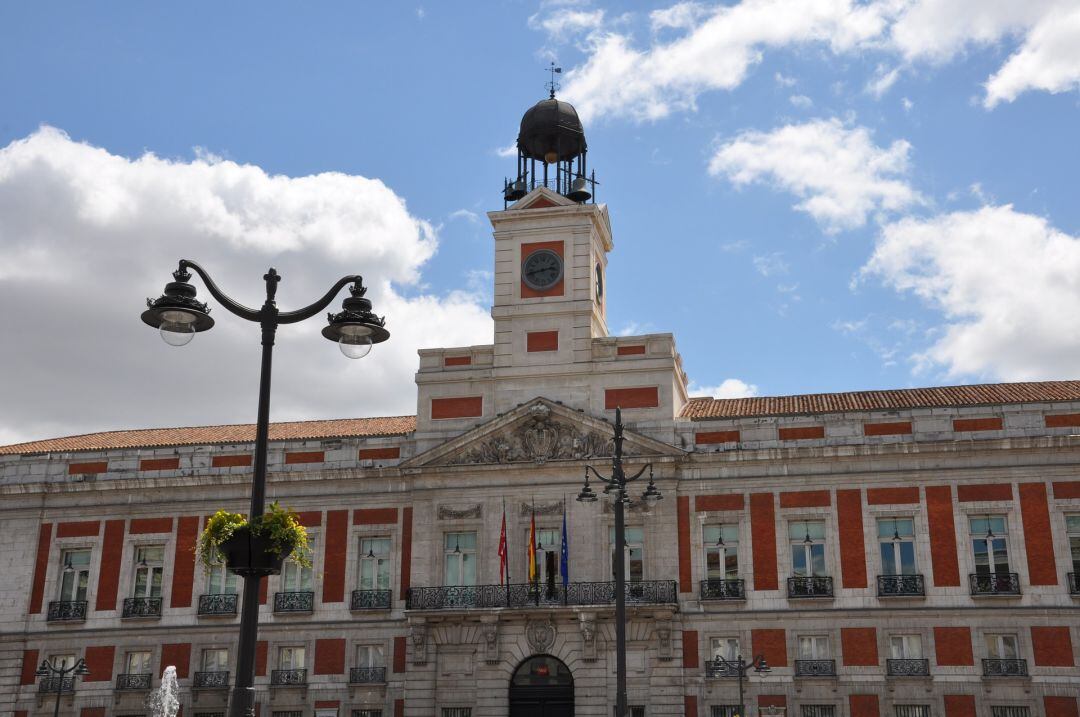 La Puerta del Sol guarda secretos y leyendas que se muestran mientras centramos la mirada en el reloj