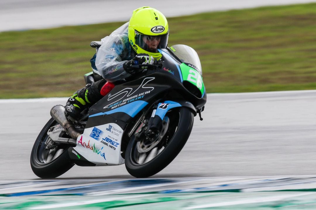 Un joven piloto sobre la pista del Circuito de Jerez