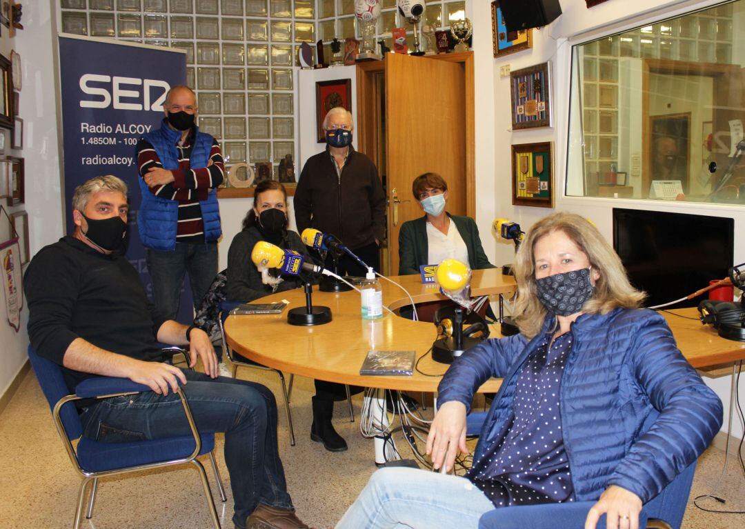 Carminia Aznar, Óscar Martínez, Virginia Bolufer, Amparo Casabuena, Juan Antonio Canalejas y Paco Aznar, en el estudio de Radio Alcoy