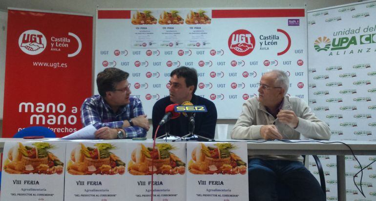 Javier García, Pedro Martín y Nacho Senovilla en la presentación del mercado &quot;Del productor al consumidor&quot;