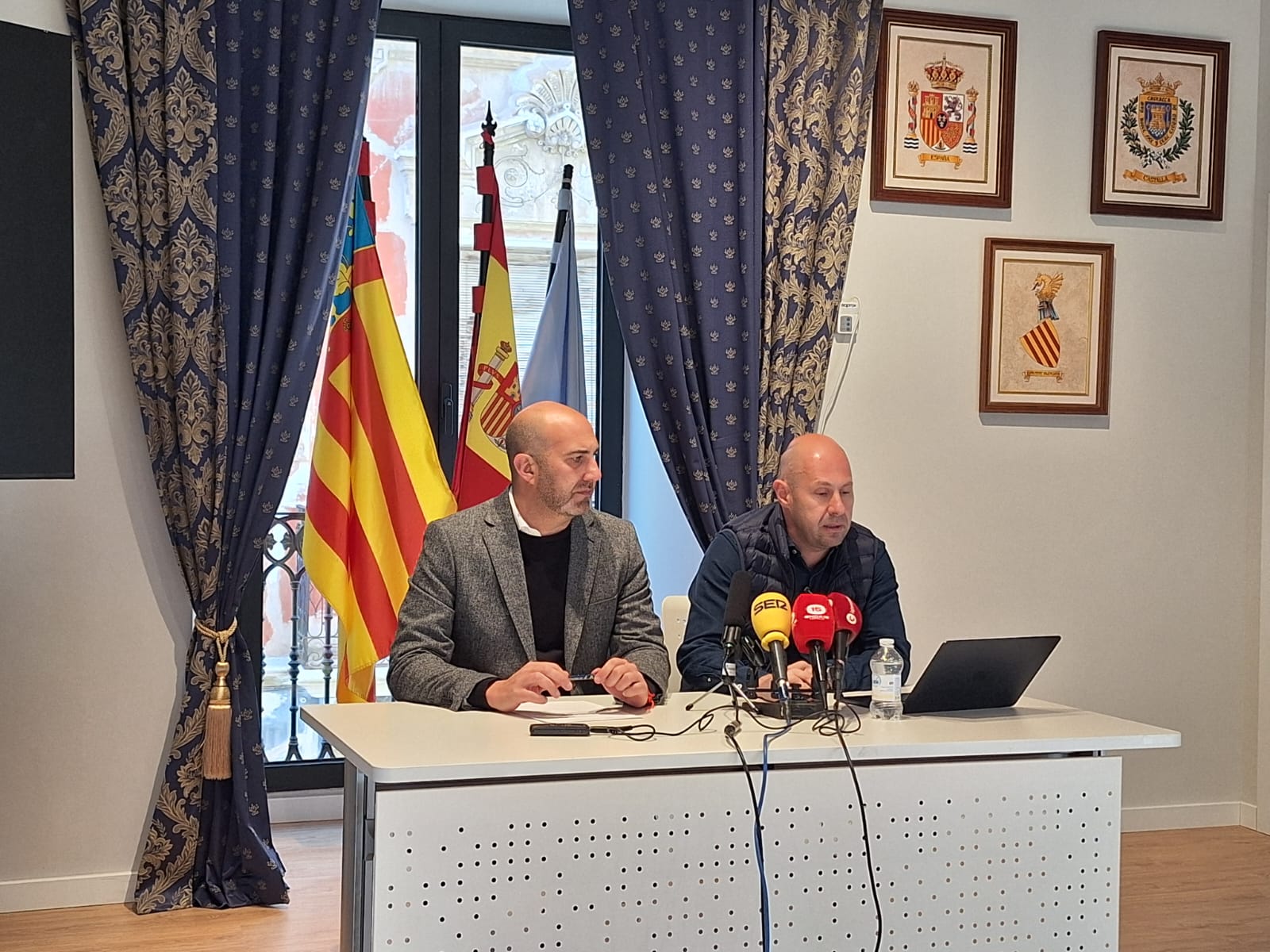 Jesús López, alcalde de Castalla, y Álvaro Martínez, edil de Servicios Públicos, presentando la implantación del contenedor marrón en Castalla.