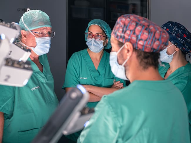 El Centre Urològic Lleida y SEAP Medical firman un acuerdo para ofrecer cirugía robótica Da Vinci a toda la población de Huesca