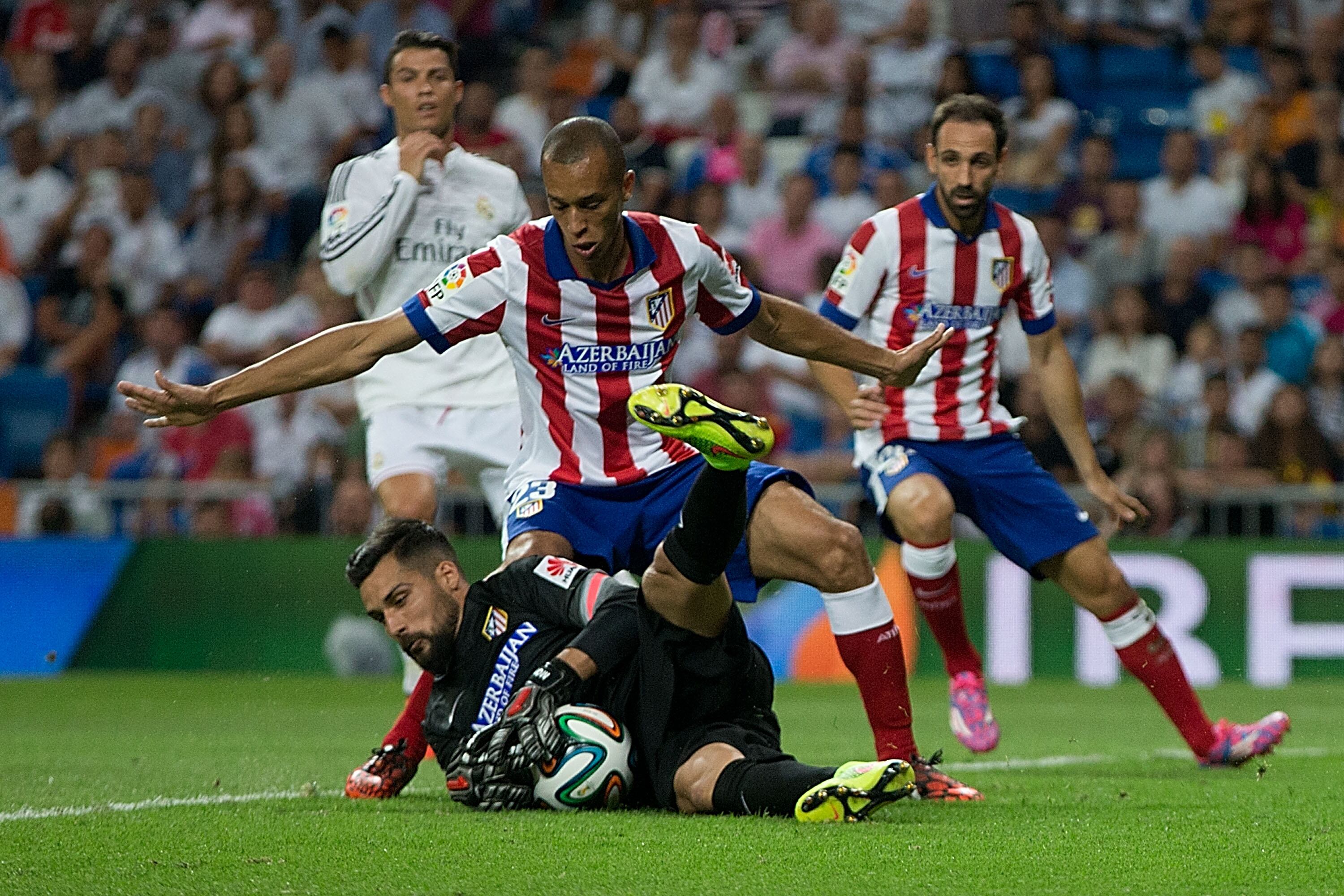 Moyá atrapa un balón en un Atlético de Madrid - Real Madrid disputado en 2014.