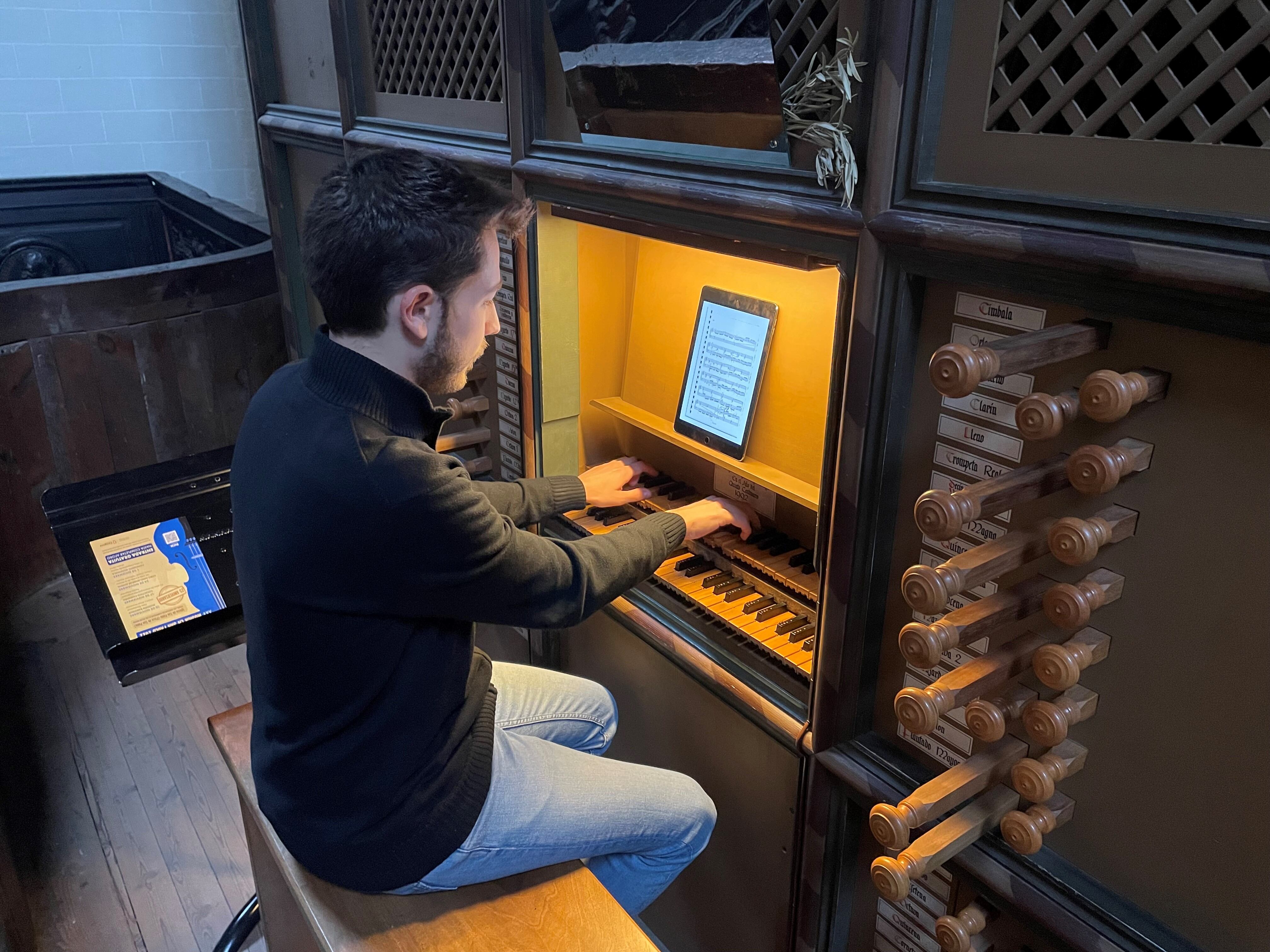 El músico Carlos González es el organista titular de la iglesia de San Pablo