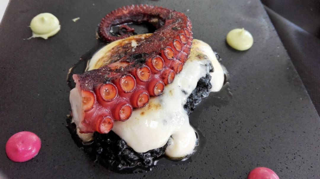 Pata de pulpo asado sobre arroz negro con gratinado de alioli y mayonesa de wakame