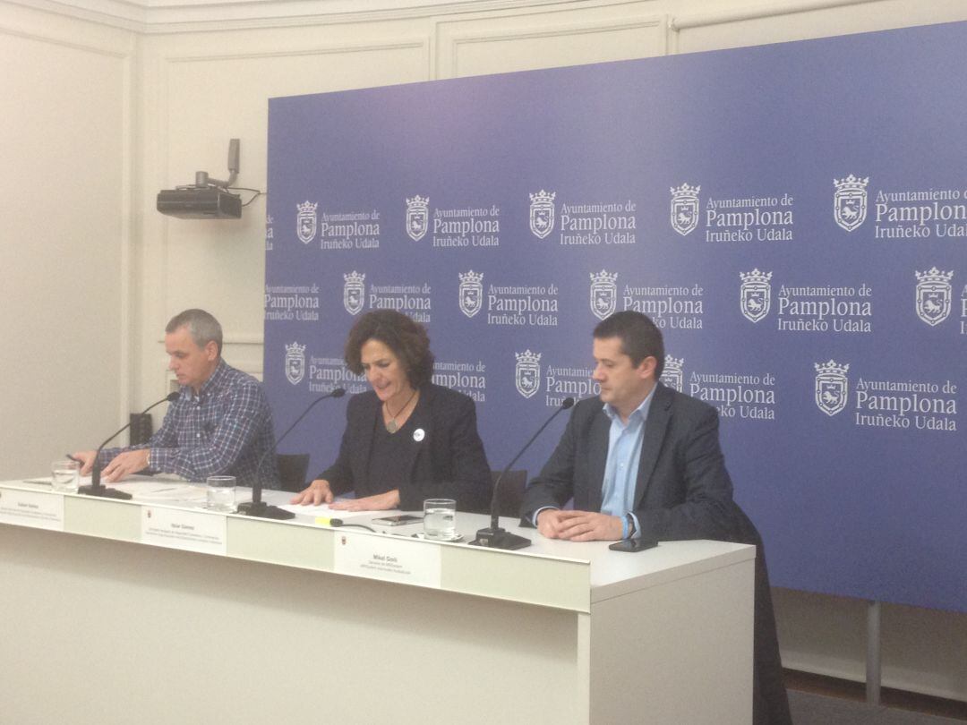 Xabier Ibáñez, director del área, Itziar Gómez, concejala de Seguirdad Ciudadana y Mikel Goñi, gerente de MRSystem