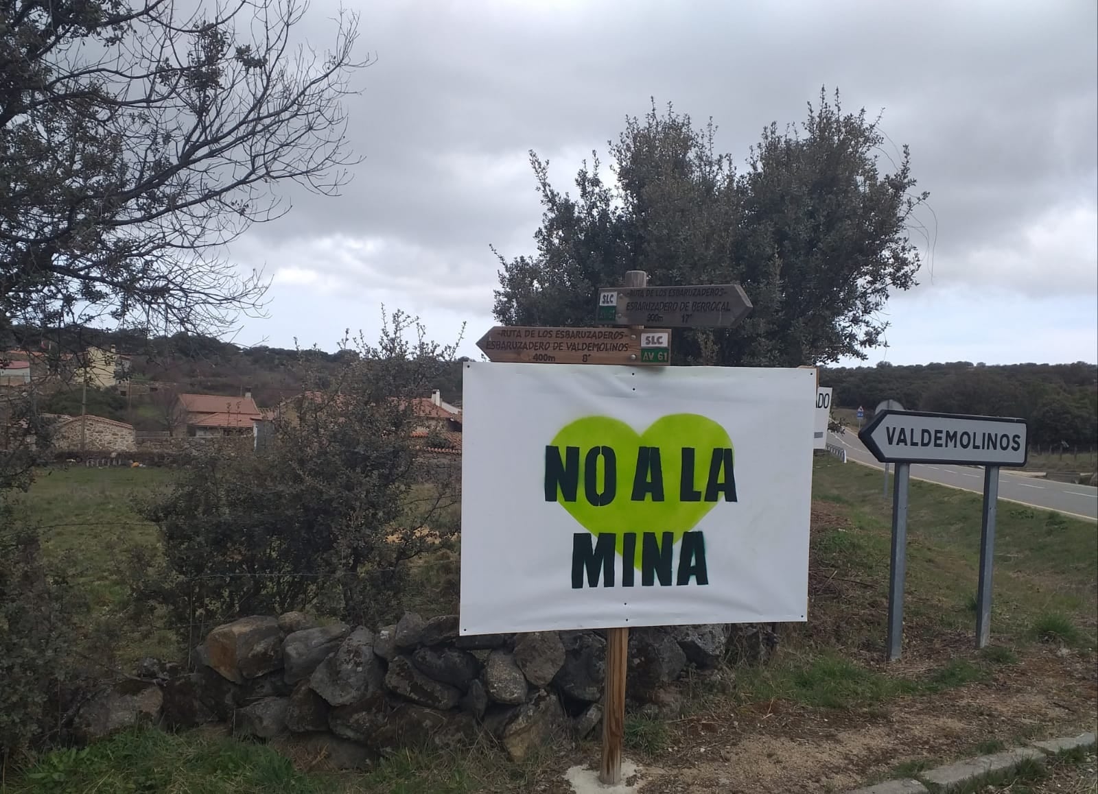 Carteles con el lema No a la Mina se han colocado en los pueblos afectados por este expediente