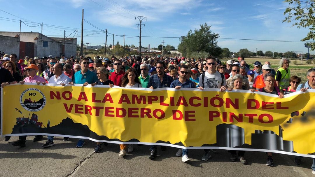 La alcaldesa de Getafe, Sara Herández, y el alcalde de Pinto, Diego Ortiz, ambos socialistas, durante la marcha en contra de la ampliación del vertedero hace un año.