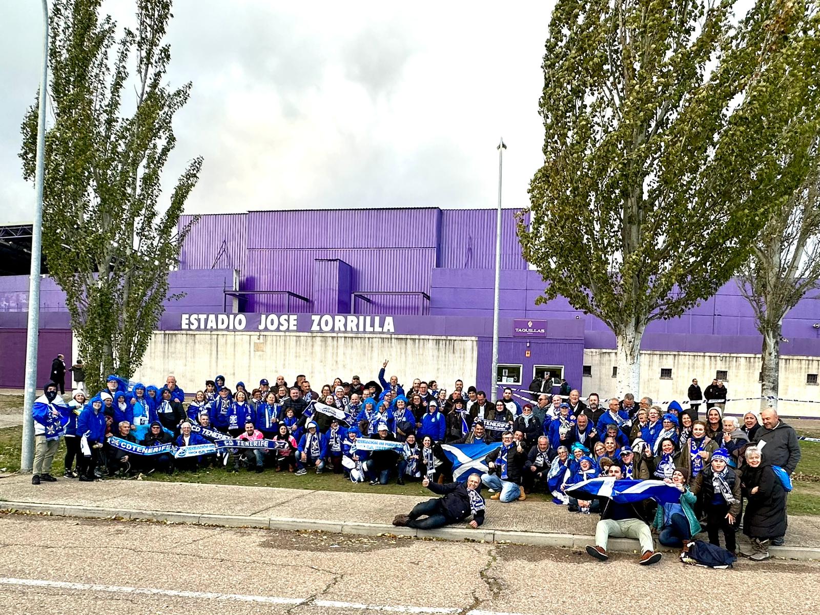 Afición del CD Tenerife a las afueras del estadio Nuevo Zorrilla de Valladolid.