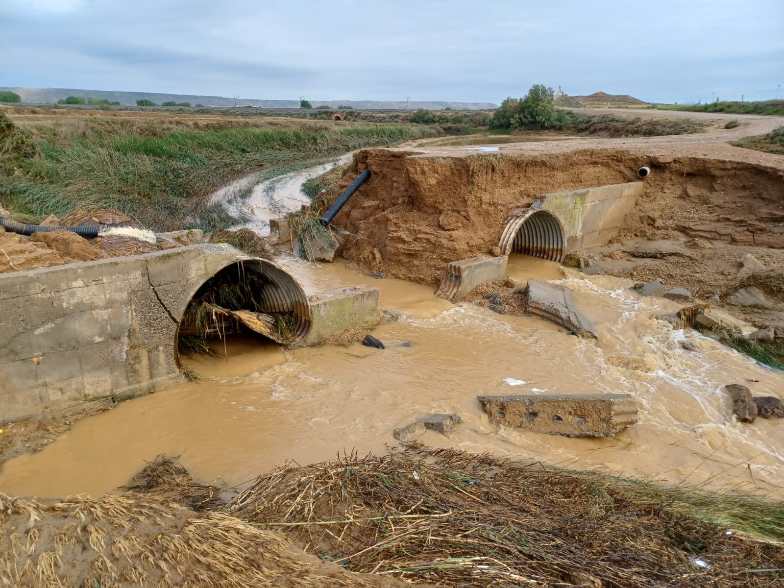 El caudal del río se lleva dos puentes en Selgua y Monesma