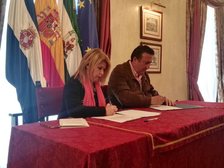 La firma del contrato se ha rubicado este lunes en el Salón Noble del Ayuntamiento de Jerez