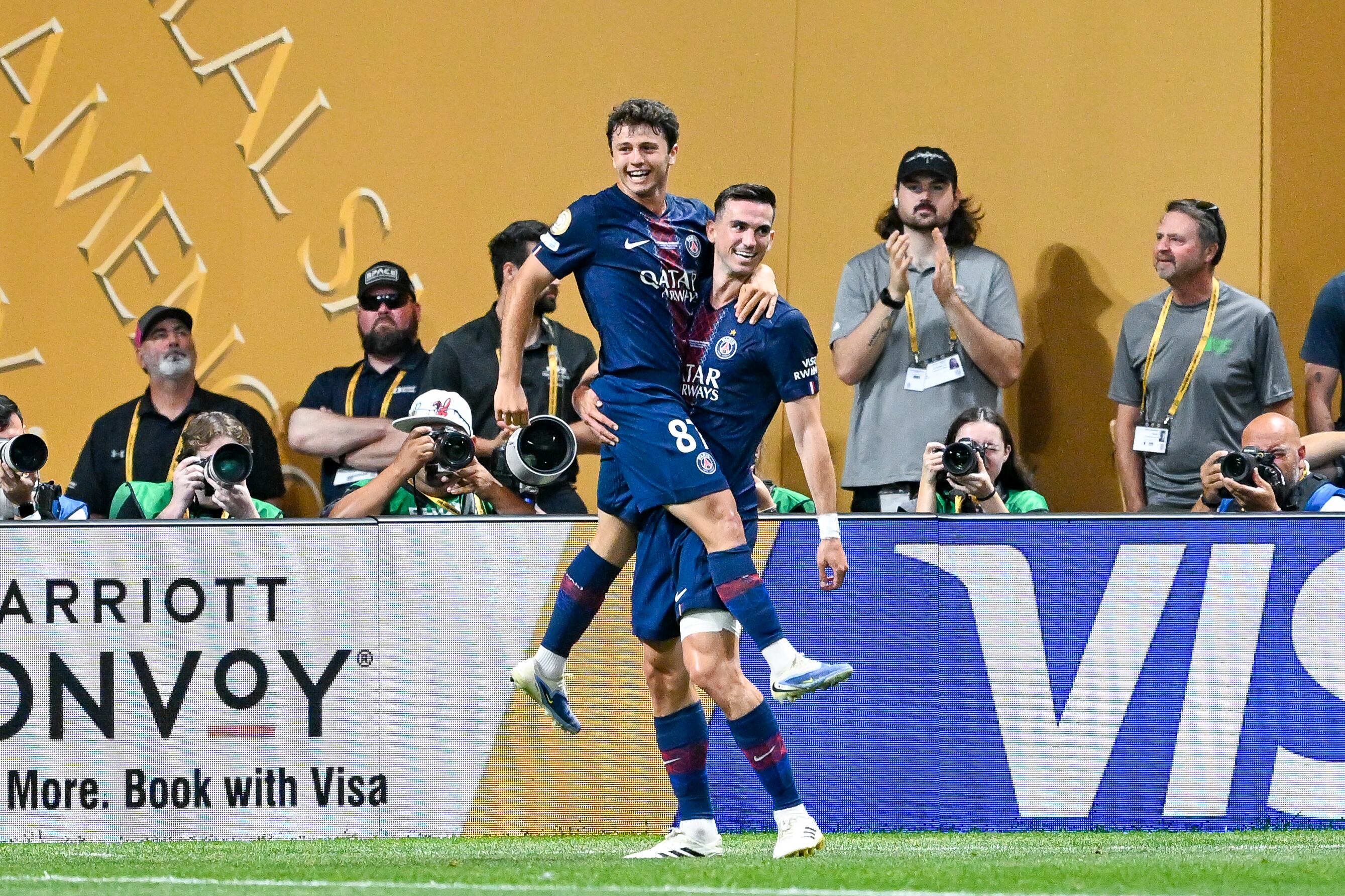 Joao Neves y Fabián celebran uno de los goles del PSG