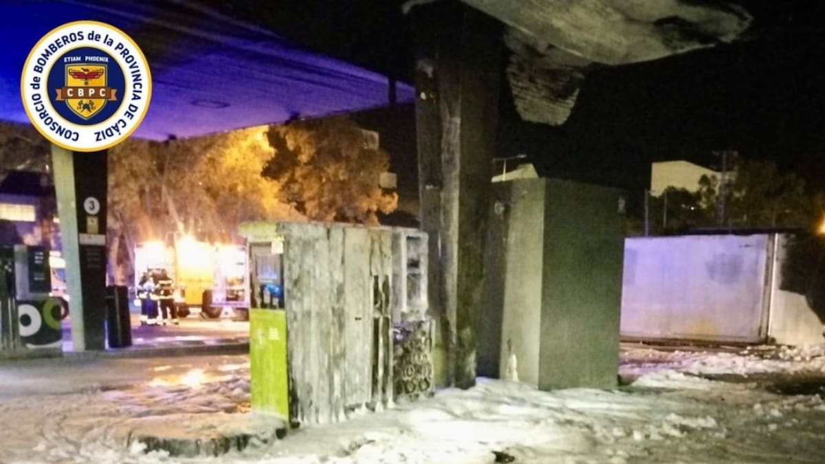 Incendio en una gasolinera de El Portal con dos vehículos calcinados