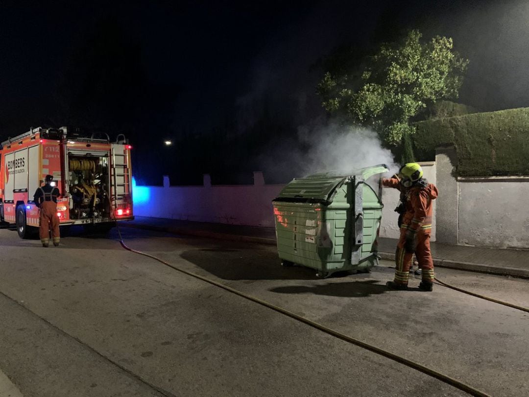 Los bomberos actúan en un contenedor con brasas mal apagadas