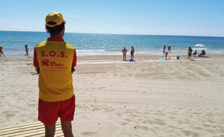 Un socorrista en la playa de Arenales del Sol