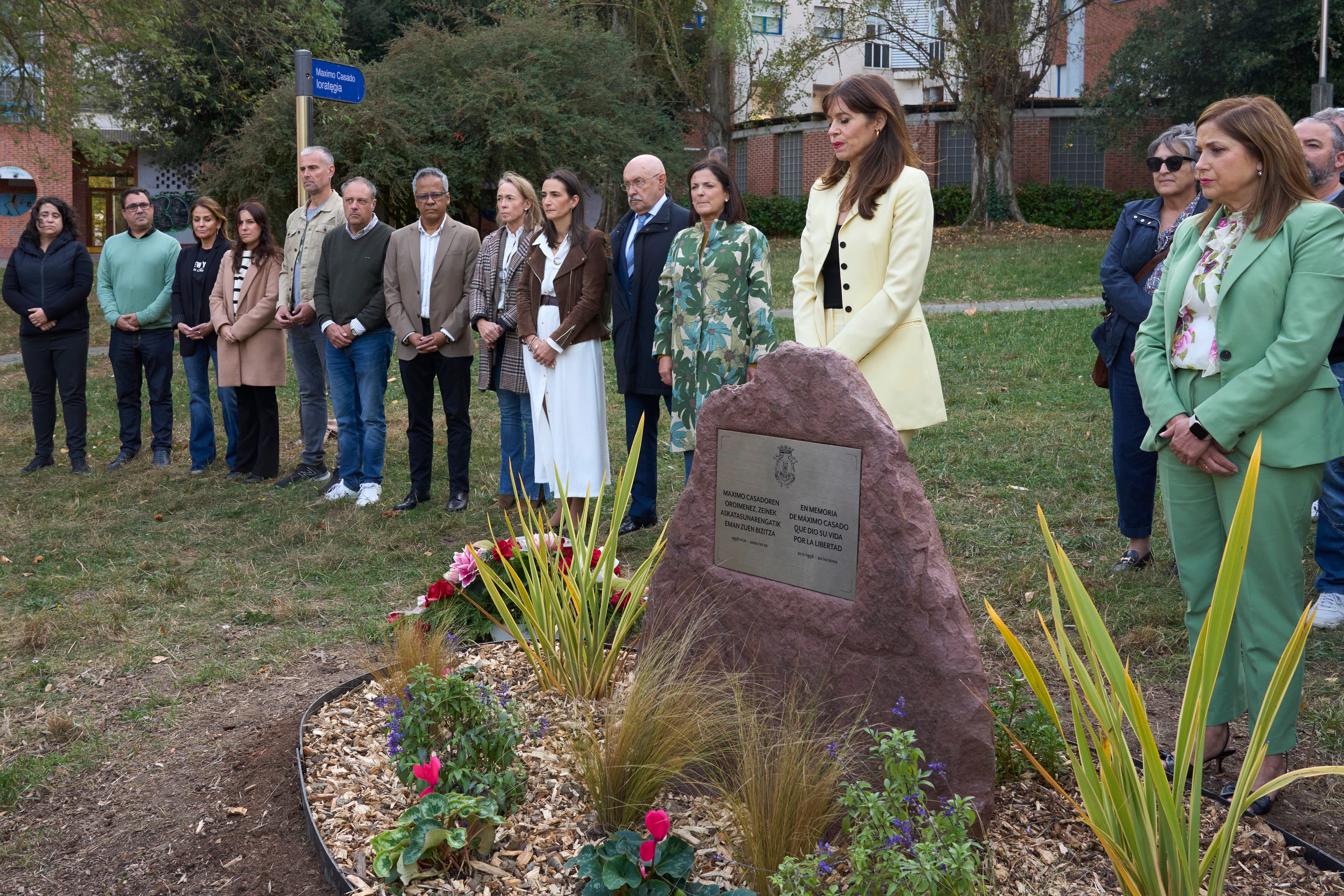 GRAFCAV5580. VITORIA, 22/10/2025.- La consejera de Justicia y Derechos Humanos, María Jesús San José, y la alcaldesa de Vitoria, Maider Etxebarria, presentan el nuevo monolito en recuerdo de Máximo Casado, trabajador del centro penitenciario de Nanclares de la Oca asesinado por ETA el 22 de octubre del año 2000. EFE / L. Rico
