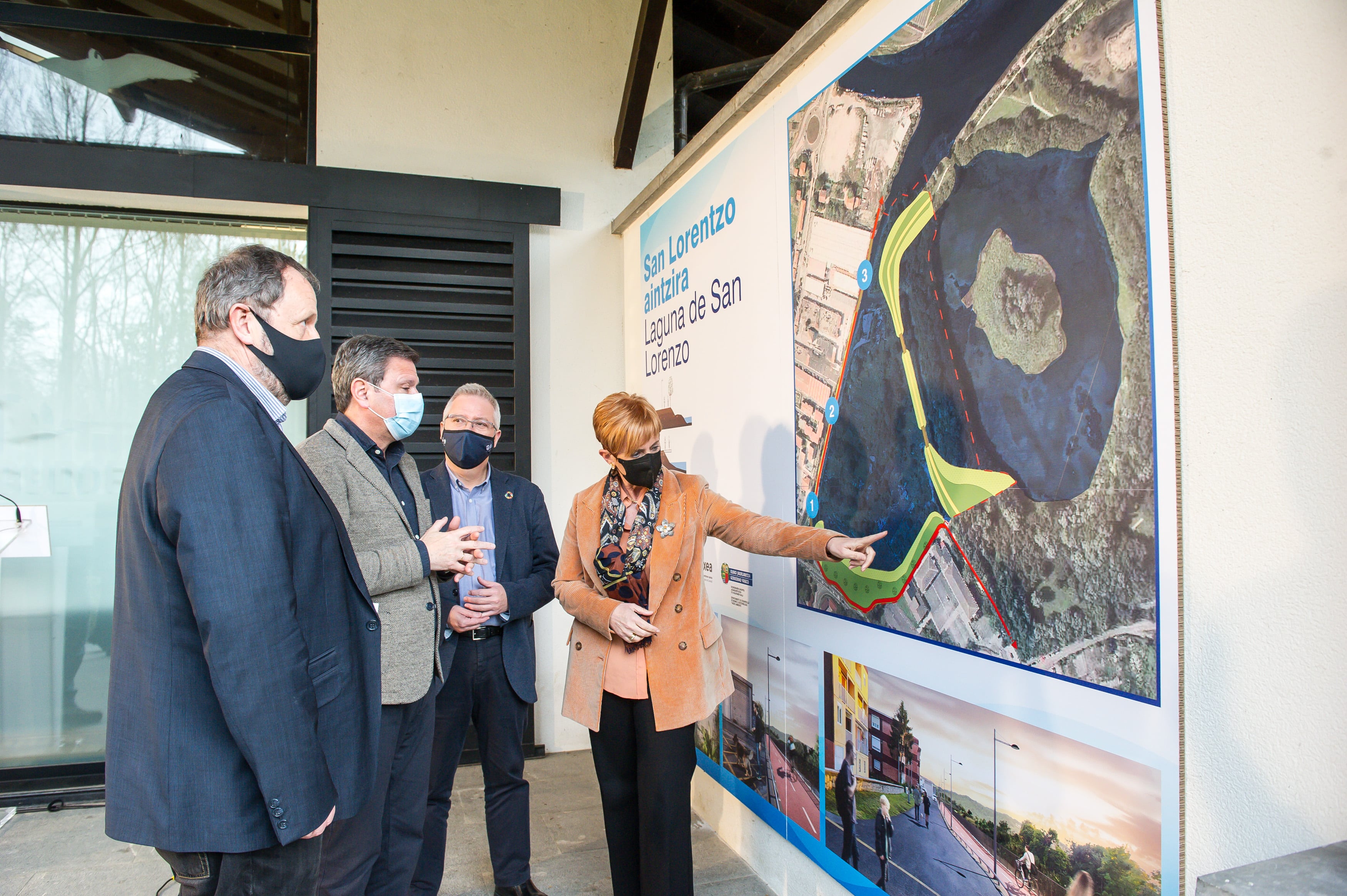 La consejera Tapia ha explicado la obra de la Laguna de San Lorenzo en Txingudi.