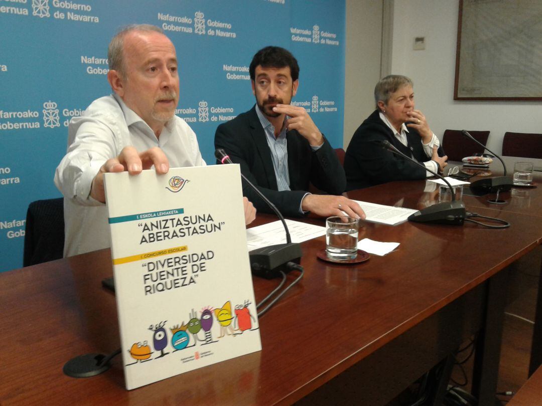 Txema González, Álvaro Baraibar y Asun Maestro, representantes de la Administración Foral, en la presentación del programa &quot;Bibliotecas por la paz y la convivencia&quot;