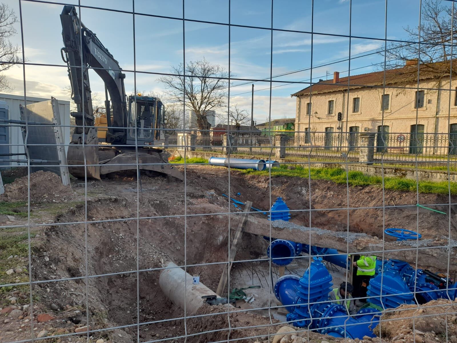 Obras de canalización de agua en la parcela del futuro hospital de Aran