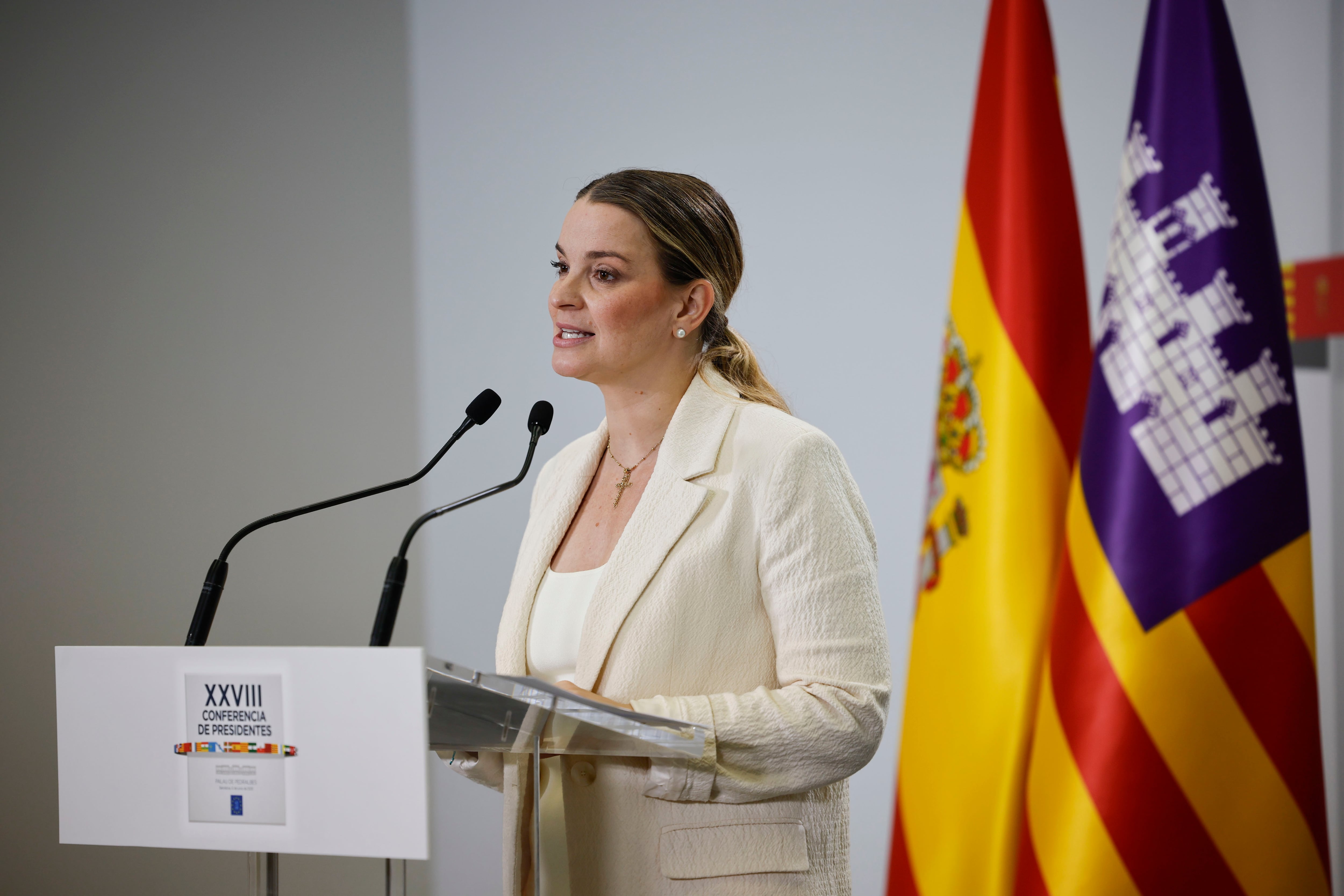 BARCELONA, 06/06/2025.- La presidenta de Baleares, Marga Prohens, durante una rueda de prensa en su asistencia a la XXVIII Conferencia de Presidentes, celebrada en el Palau de Pedralbes de Barcelona. EFE/Alberto Estévez