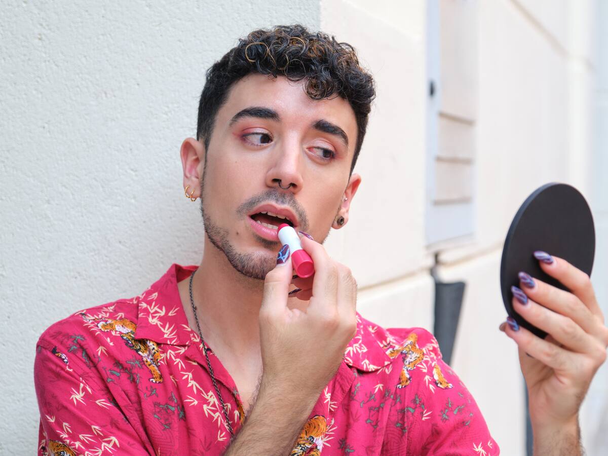 "No te ofendas, cariño": se niega a hacerle las uñas a un chico en Tenerife porque 'va en contra' de sus creencias