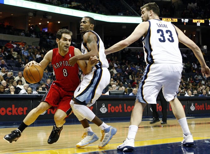 Calderón dirige la pelota ante la presencia de Marc Gasol