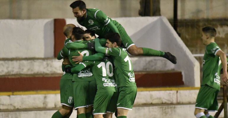 Los jugadores del Atlético Mancha Real celebran uno de los tantos conseguidos frente al Martos CD.