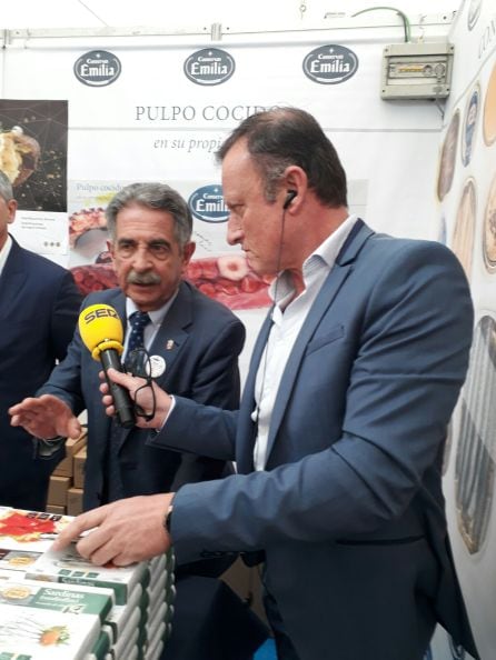 El presidente de Cantabria, Miguel Ángel Revilla, visita la Feria de la Anchoa.