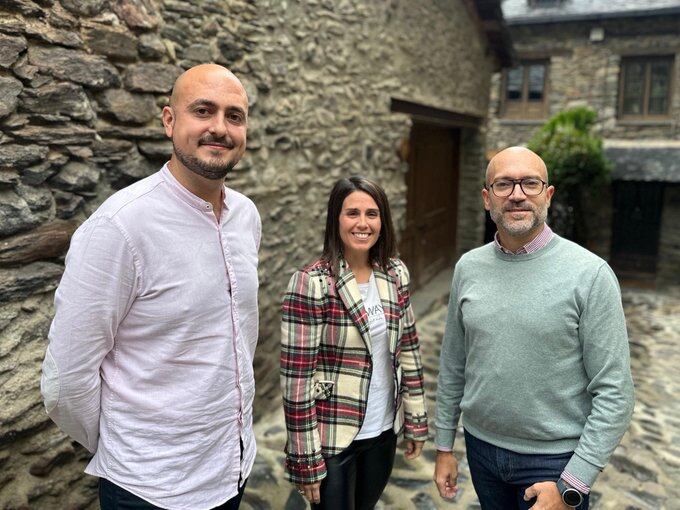Joan Sans (d) amb Laura Mas i Xavier Fernàndez. Tots tres encapçalaran la candidatura d'UP-DA a Encamp a les eleccions comunals del 17 de desembre.