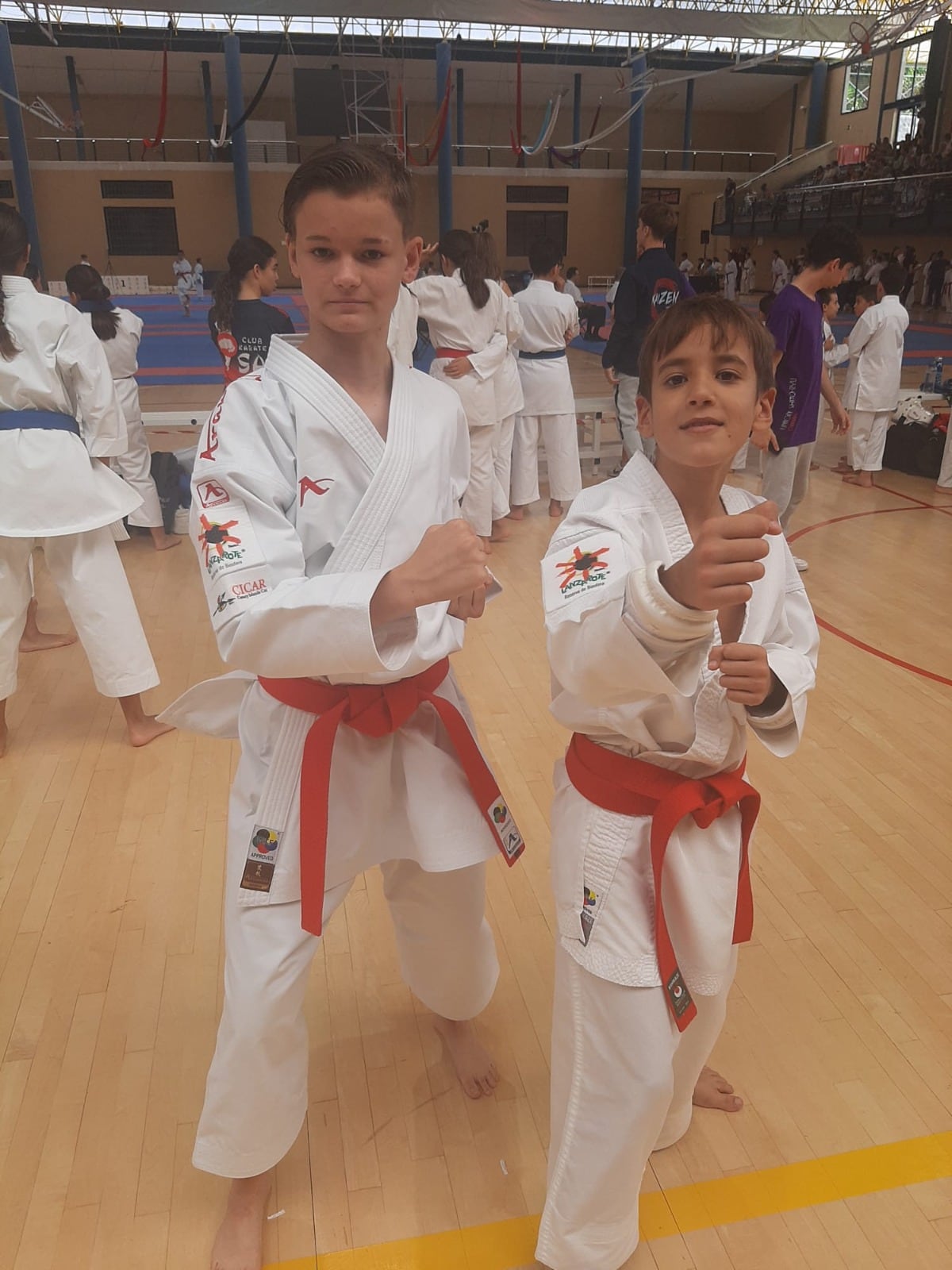 Amelie Skiba y Caleb Padrón con sus medallas.